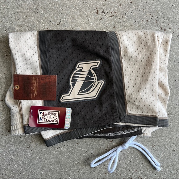 Los Angeles Lakers Mitchell & Ness NBA Astro Men’s Swingman Shorts NWT - Picture 4 of 5